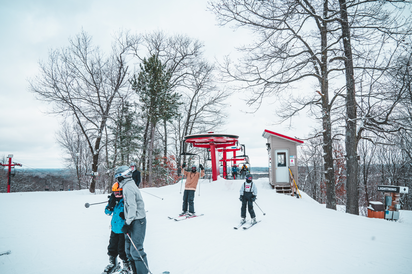 skiiers coming off chairlift
